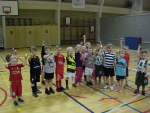 Krakkarnir í 8. flokki með páskaeggin sem þau fengu á æfingu fyrir páska.