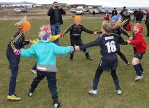 7. flokkur kvenna fagnar eftir góðan leik