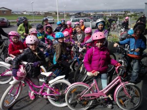 Hressir leikjanámskeiðskrakkar á hjóladegi