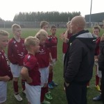 Gylfi þjálfari fer yfir málin í hálfleik hjá A liðinu.